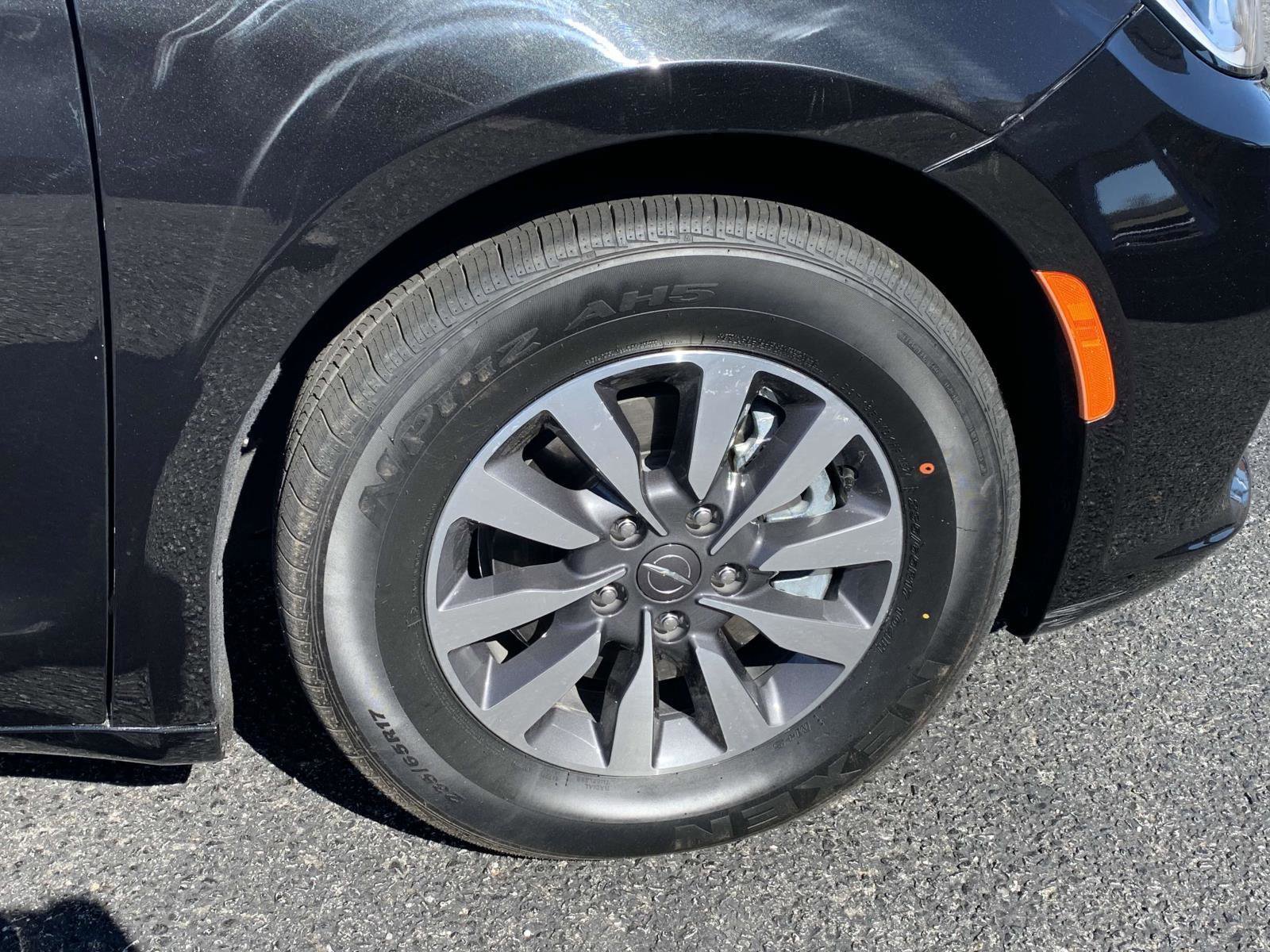 Certified 2023 Chrysler Pacifica Touring-L image 11