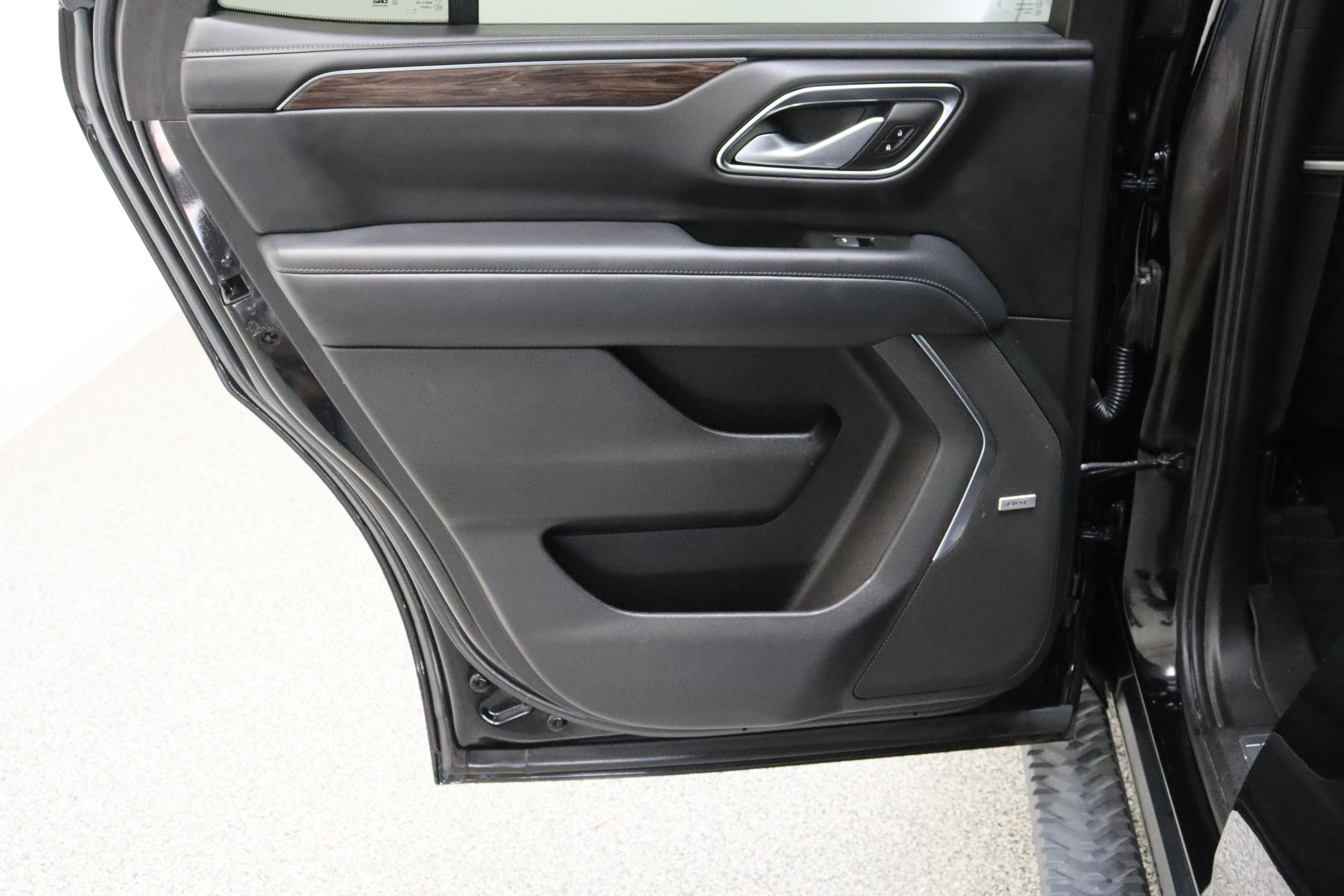 Used 2022 Chevrolet Tahoe Z71 w/ Luxury Package AWD/4WD image 30