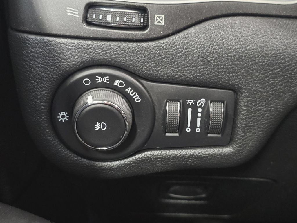 Used 2020 Jeep Cherokee Trailhawk AWD/4WD image 29
