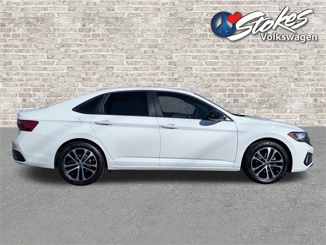 Used 2024 Volkswagen Jetta Sport image 3