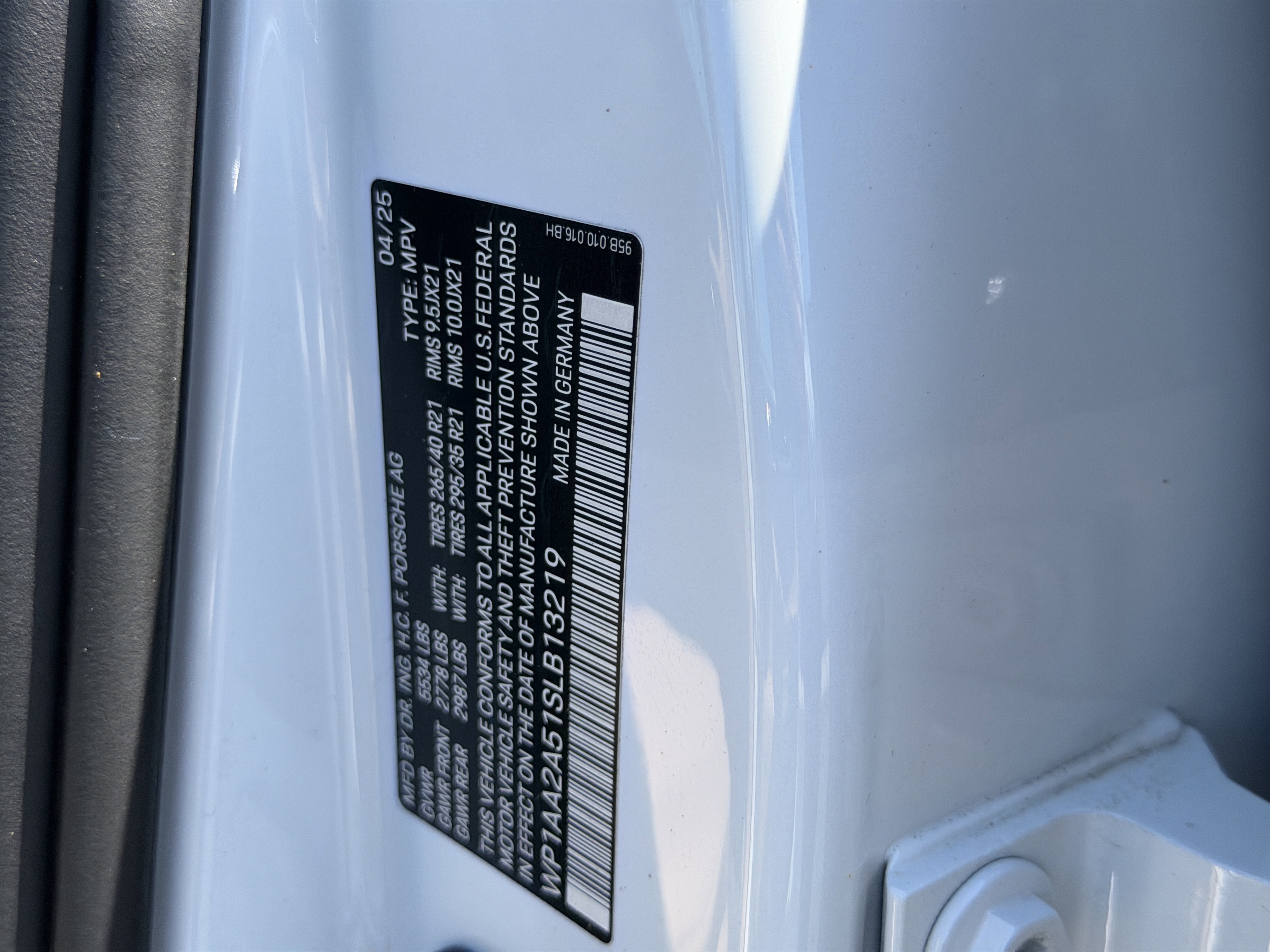 Certified 2025 Porsche Macan AWD/4WD image 37