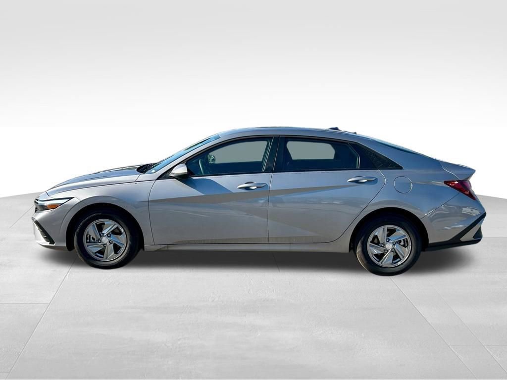 Used 2025 Hyundai Elantra SE image 9