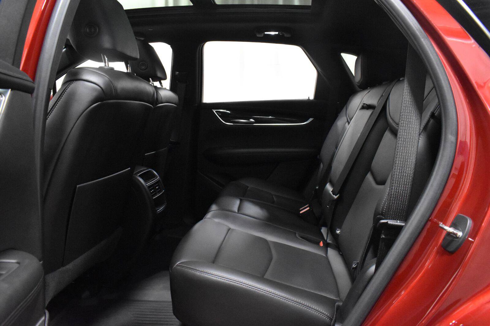 Used 2021 Cadillac XT5 Premium Luxury w/ LPO, Floor Liner Package FWD image 4