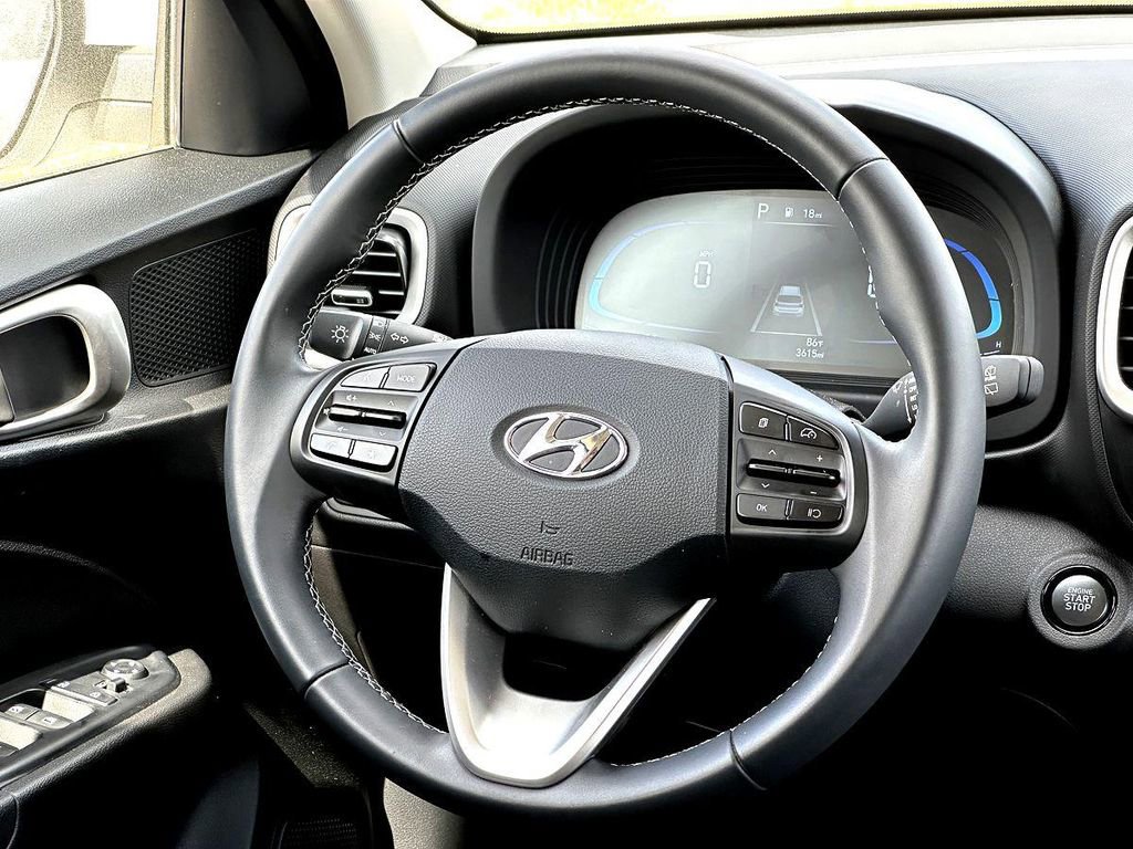 Used 2025 Hyundai Venue SEL FWD image 32