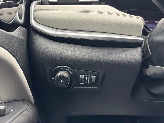 Used 2025 Jeep Compass Limited image 15