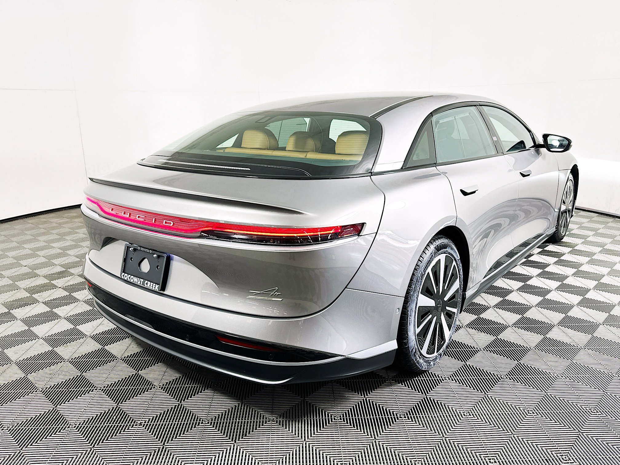 Used 2025 Lucid Air Grand Touring image 3