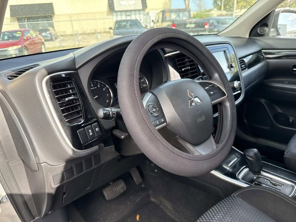 Used 2020 Mitsubishi Outlander ES image 21