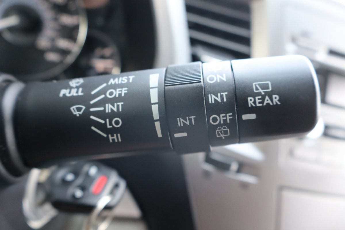 Used 2010 Subaru Outback 2.5i Premium AWD/4WD image 33