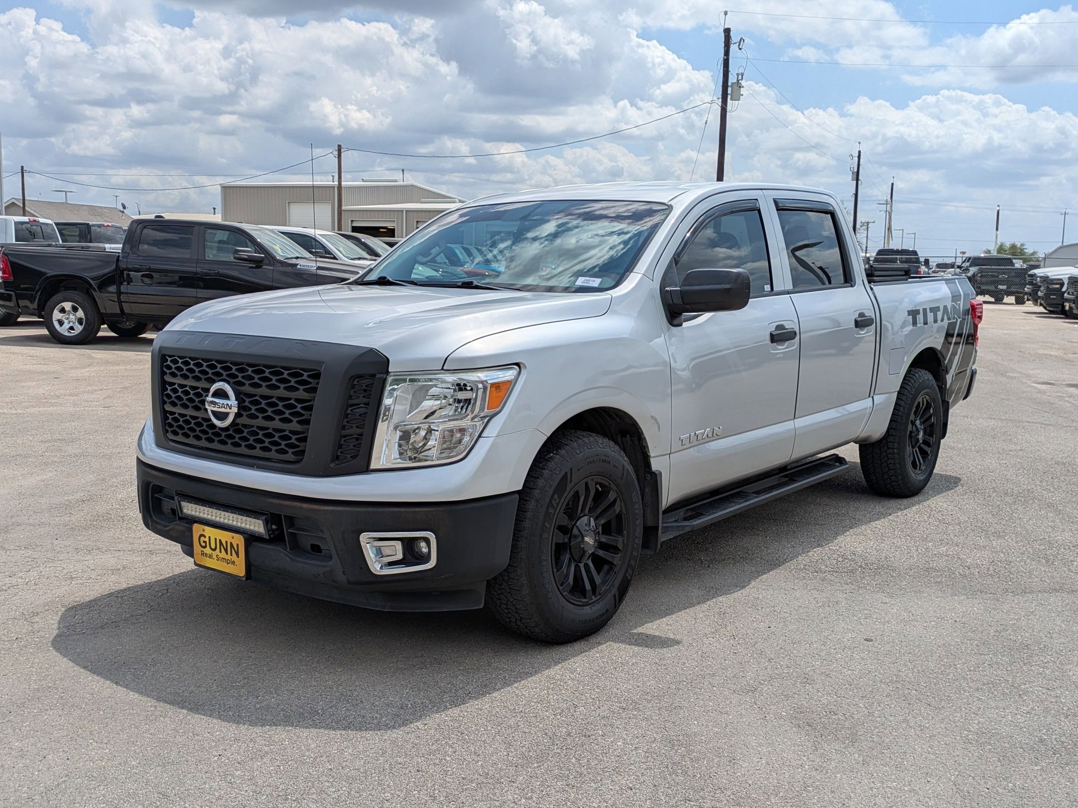 Used 2017 Nissan Titan S image 7