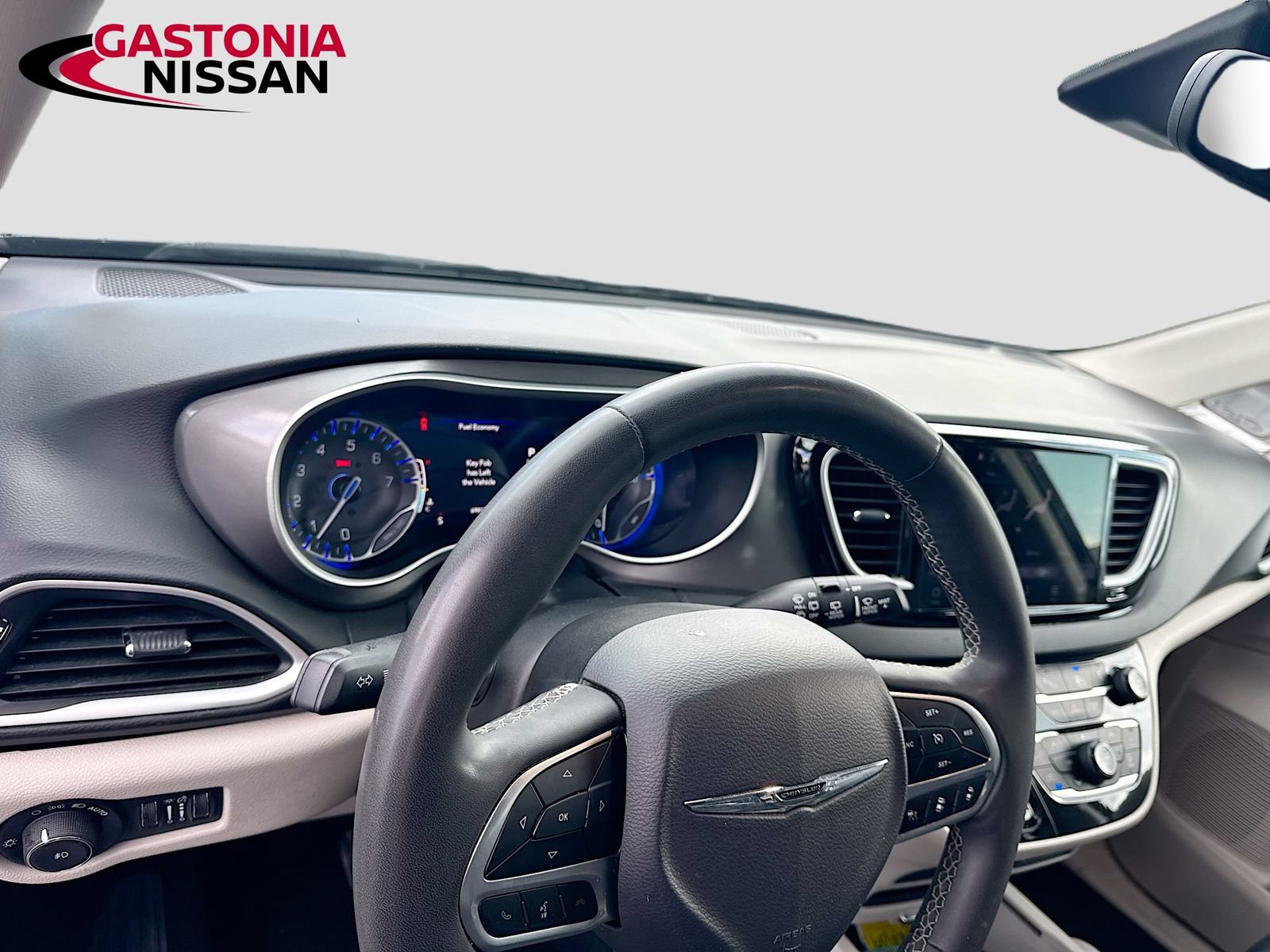 Used 2023 Chrysler Pacifica Touring-L FWD image 11