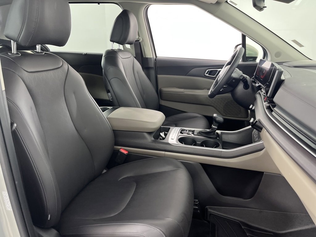 Used 2025 Kia Carnival EX image 28