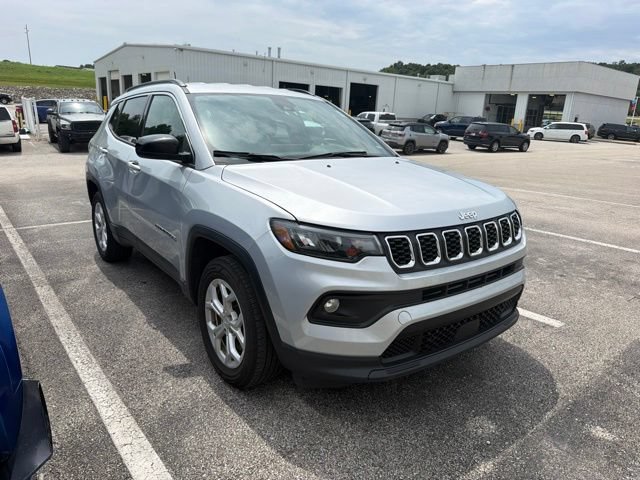 Used 2024 Jeep Compass Latitude AWD/4WD image 1