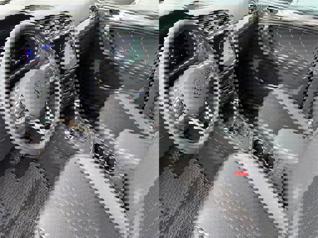 Used 2023 Volkswagen Tiguan SE image 9