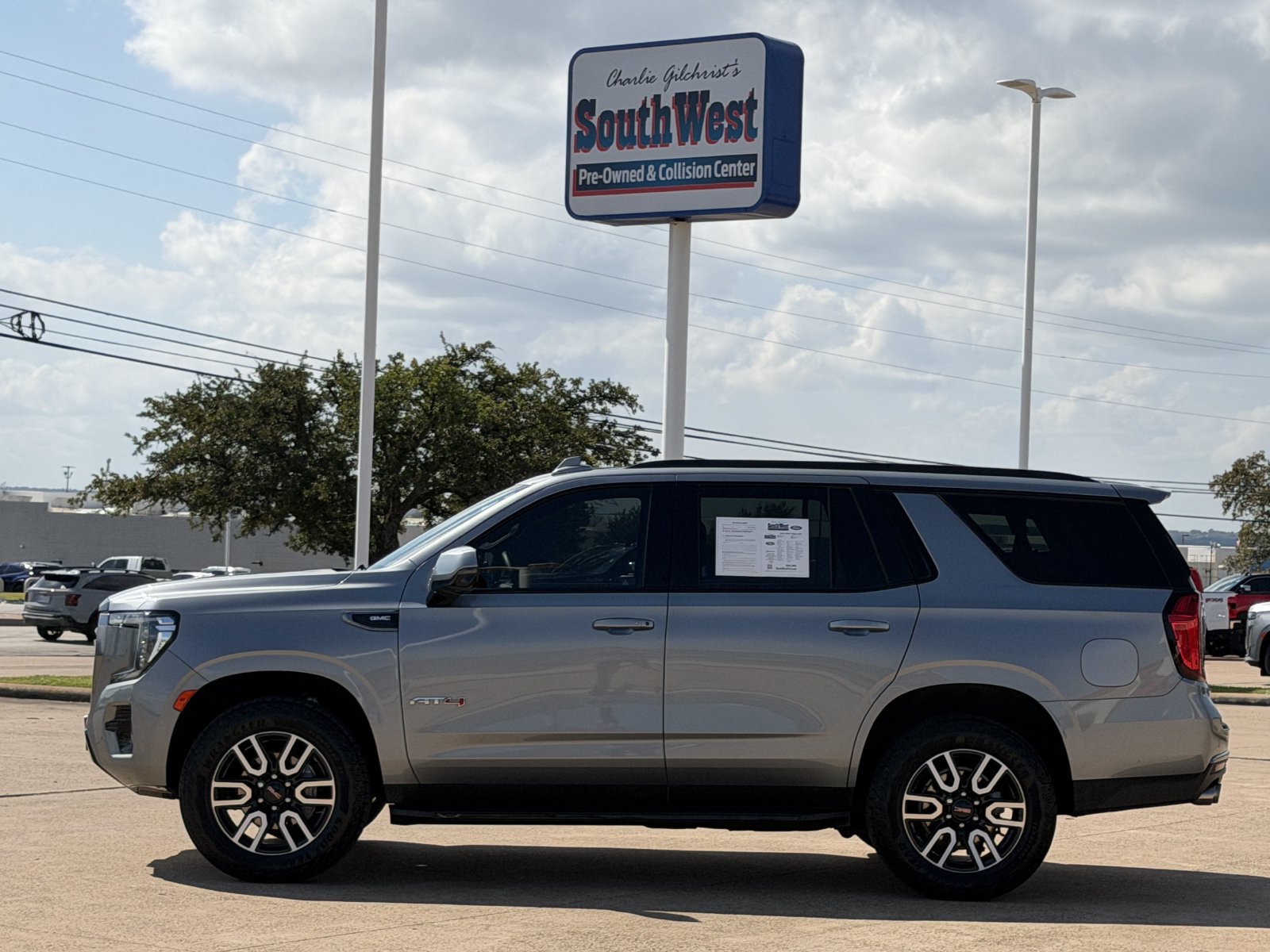 Used 2024 GMC Yukon AT4 w/ Technology Package AWD/4WD image 7