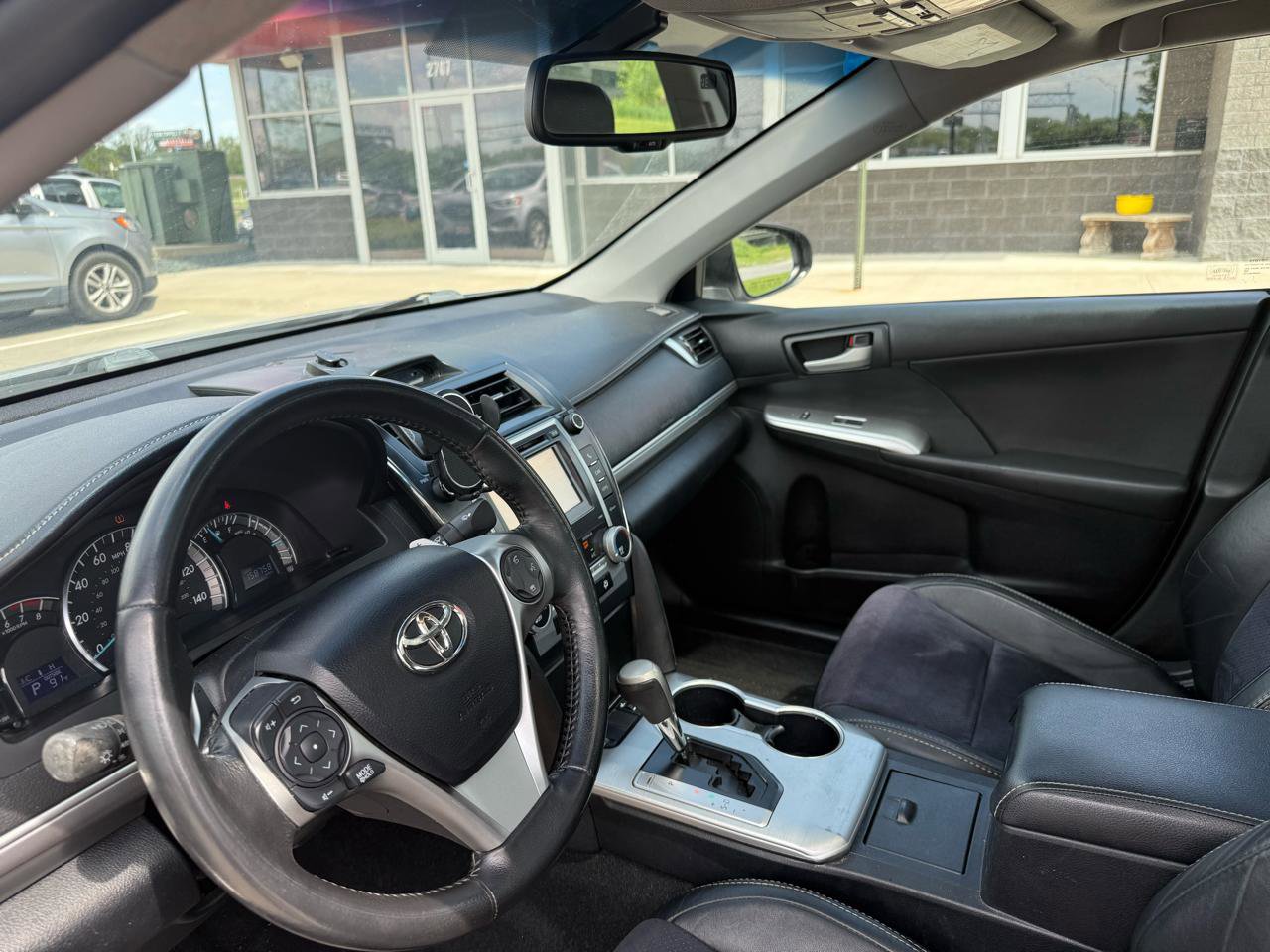 Used 2012 Toyota Camry SE w/ Leather Pkg FWD image 10