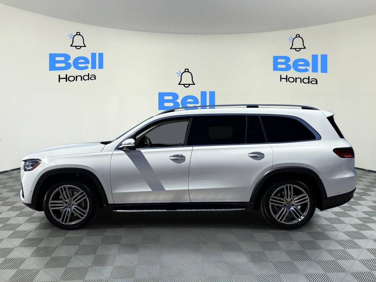 Used 2024 Mercedes-Benz GLS 450 4MATIC image 2