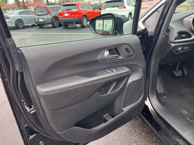 New 2026 Chrysler Pacifica Select image 5