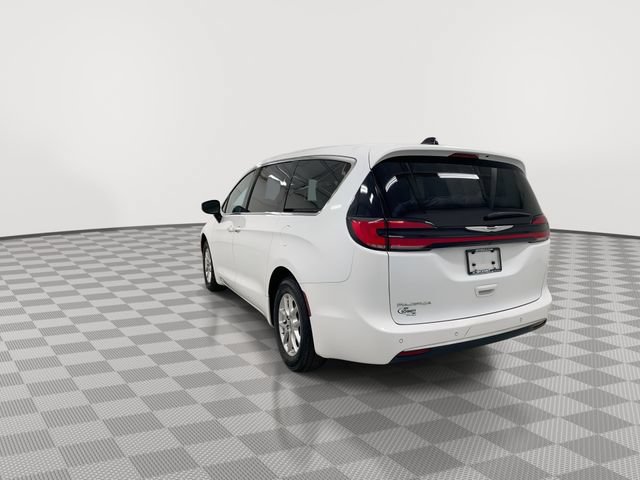 Used 2024 Chrysler Pacifica Touring-L FWD image 8