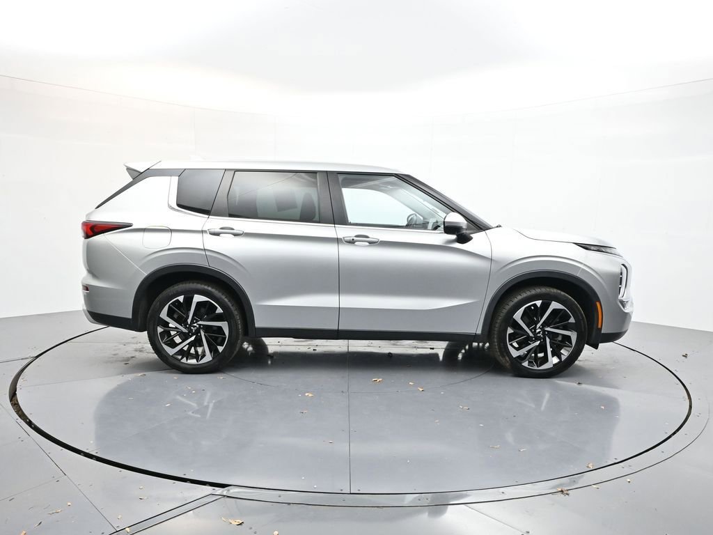 Used 2022 Mitsubishi Outlander SE image 8