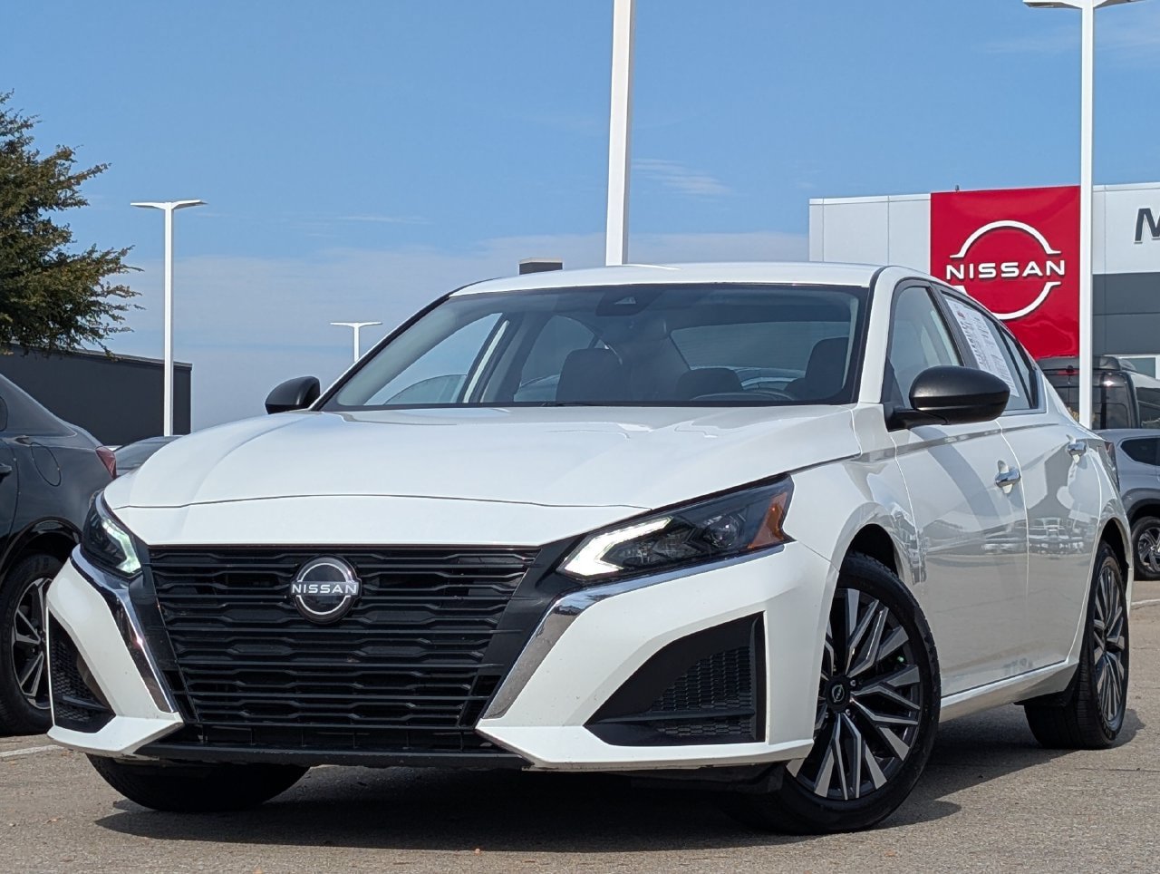 Used 2025 Nissan Altima 2.5 SV FWD image 2