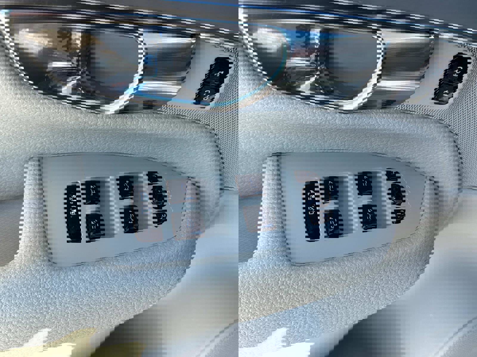 Used 2017 Volvo XC90 T6 Momentum w/ Vision Package image 16