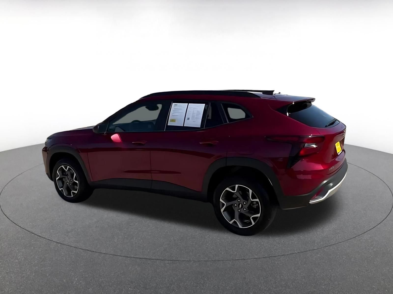 Used 2025 Chevrolet Trax LT FWD image 5