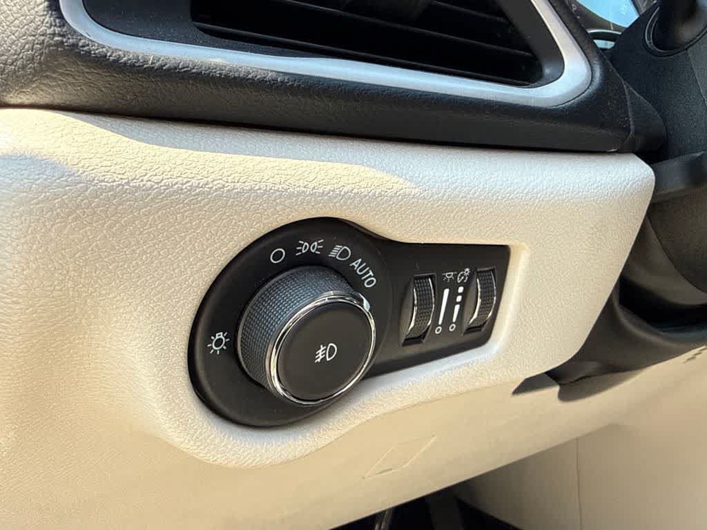 Used 2022 Chrysler Pacifica Touring-L FWD image 14