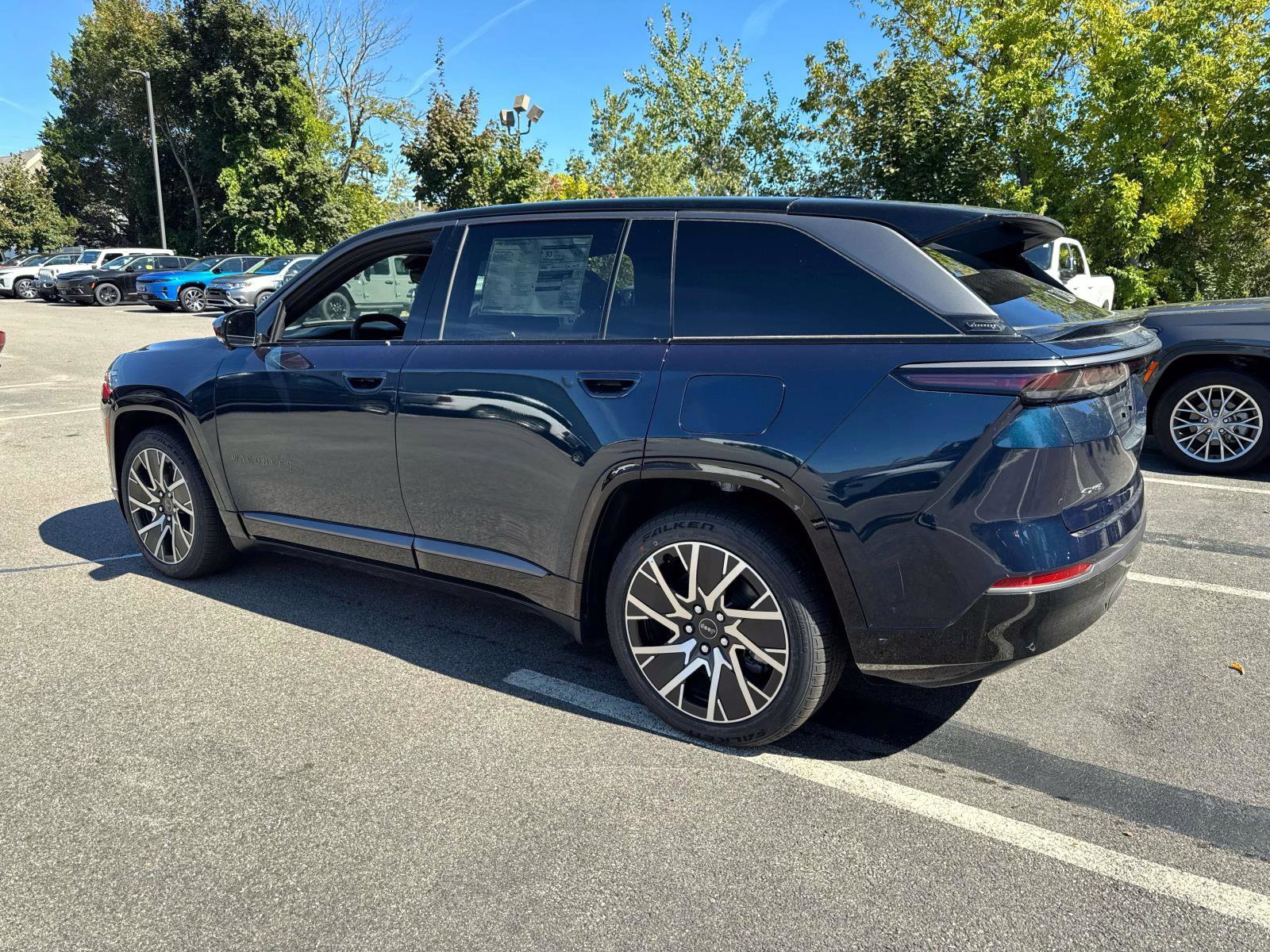 Used 2025 Jeep Wagoneer Limited image 3