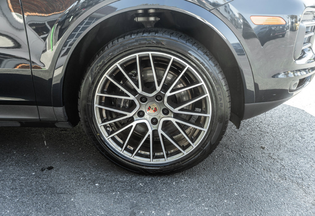 Used 2023 Porsche Cayenne Platinum Edition AWD/4WD image 4