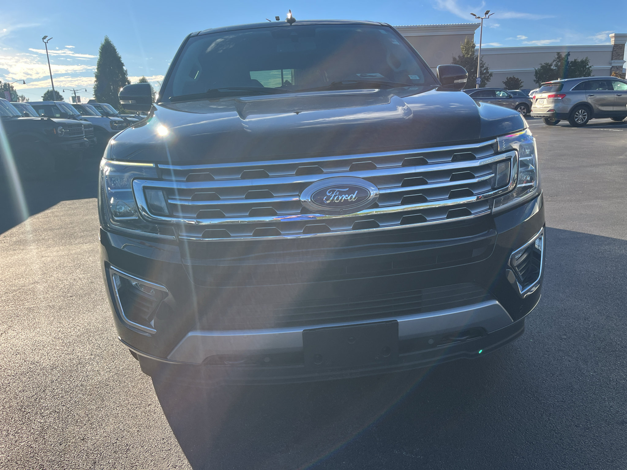 Used 2018 Ford Expedition Limited w/ Equipment Group 302A AWD/4WD image 2
