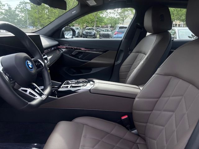 Used 2026 BMW 550e xDrive w/ Executive Package AWD/4WD image 3