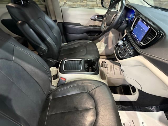 Used 2022 Chrysler Pacifica Touring-L w/ Uconnect Theater Family Group FWD image 3