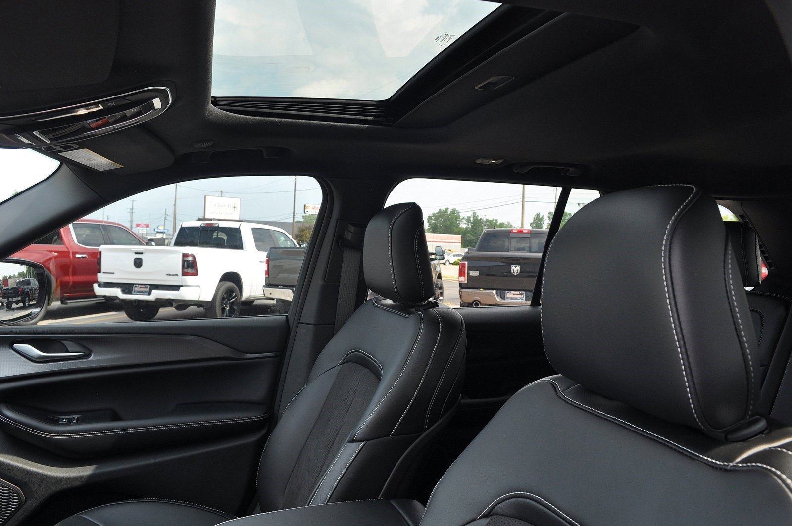 Used 2023 Jeep Grand Cherokee Altitude image 9