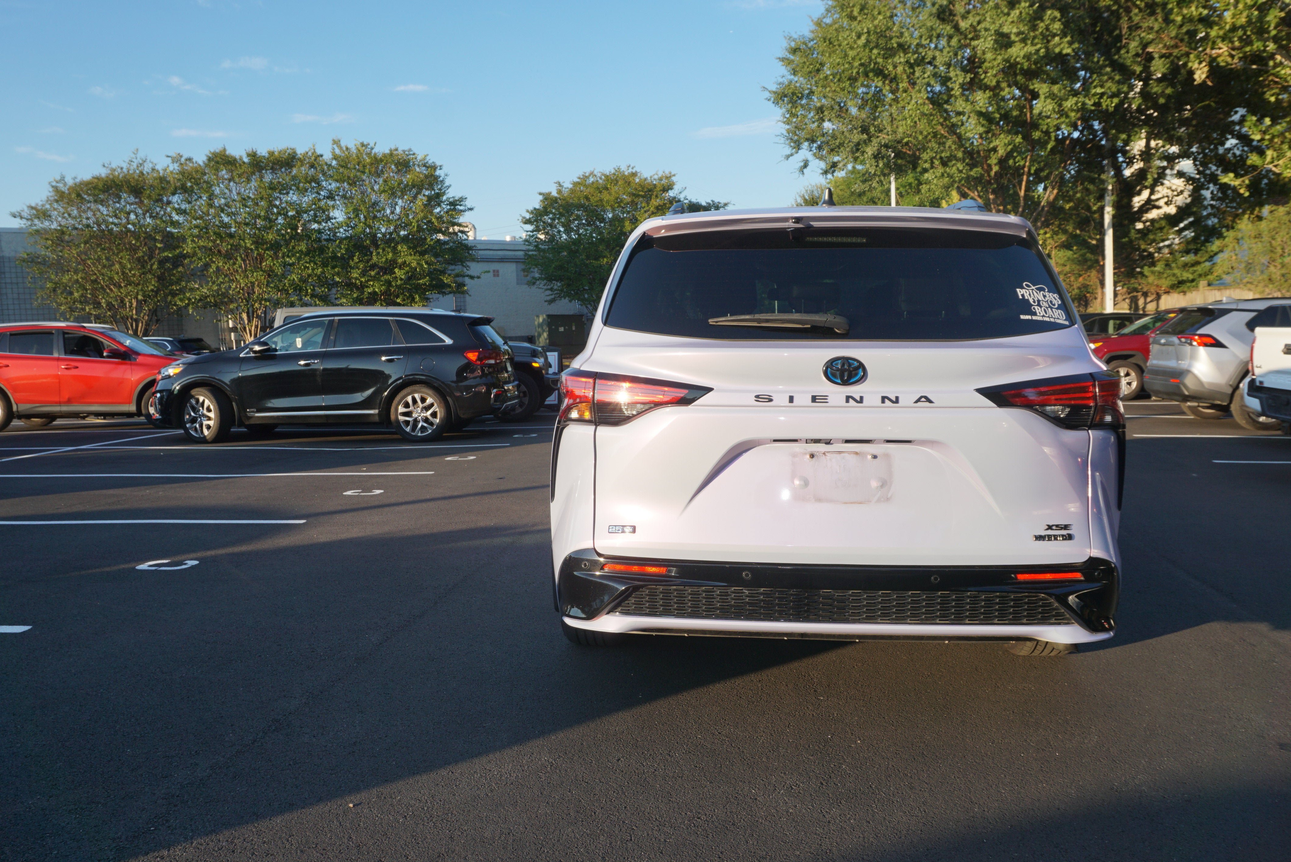Used 2023 Toyota Sienna XSE AWD/4WD image 4