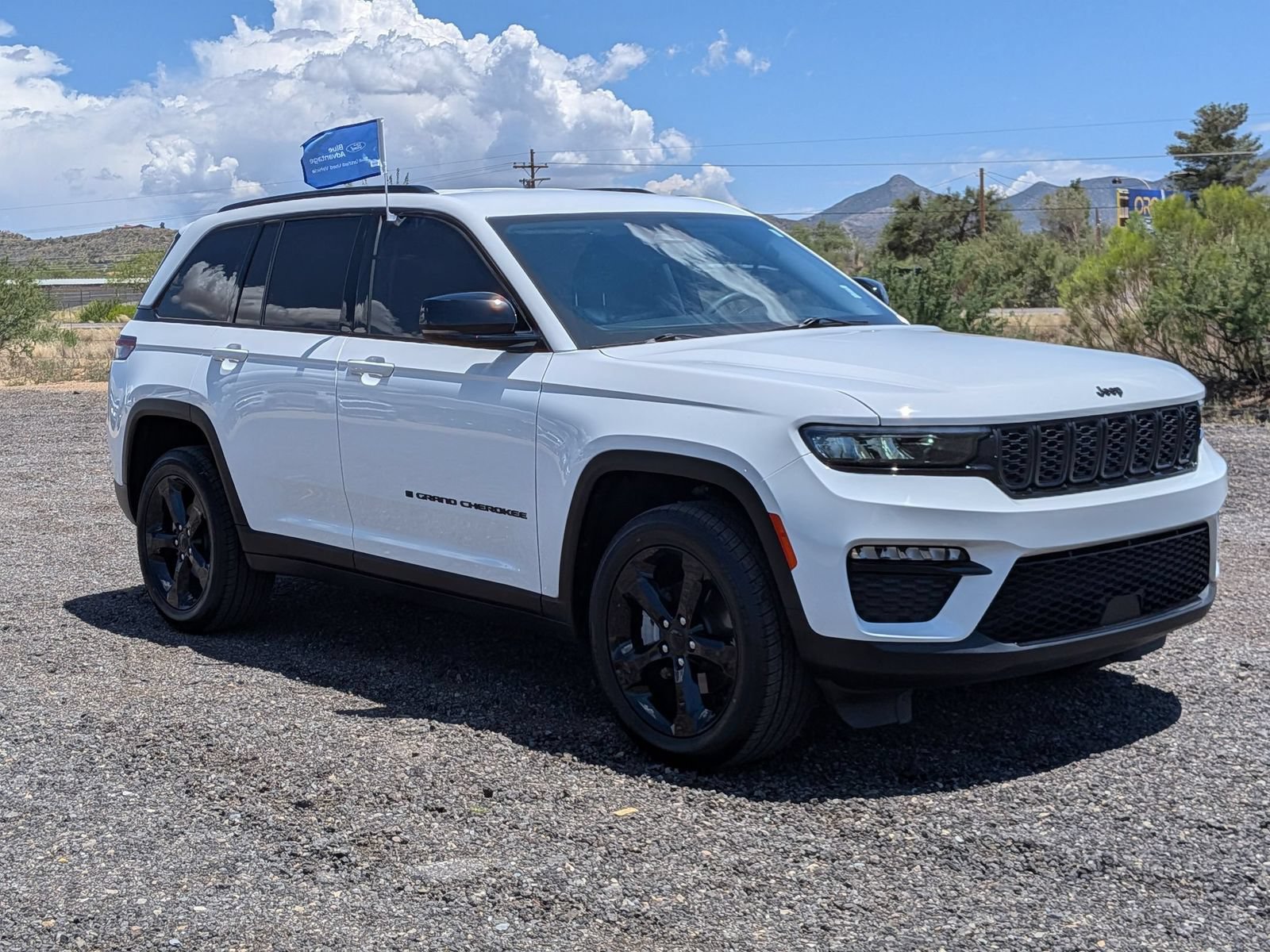 Used 2023 Jeep Grand Cherokee Limited w/ Black Appearance Package AWD/4WD image 3