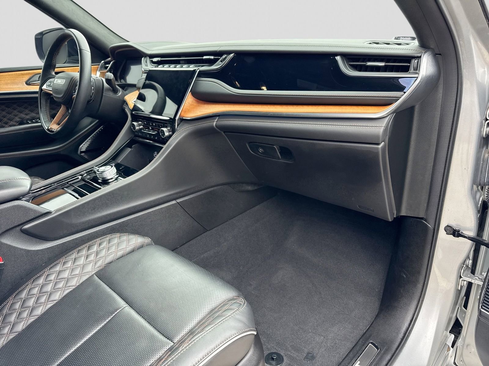 Used 2023 Jeep Grand Cherokee Summit image 8