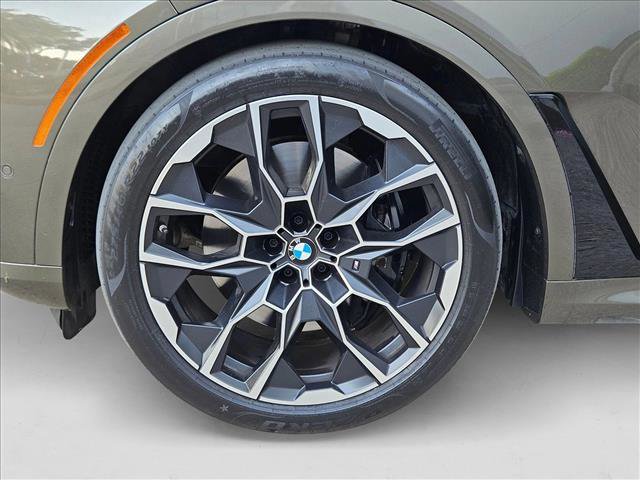Used 2024 BMW X7 M60i w/ Climate Comfort Package image 27