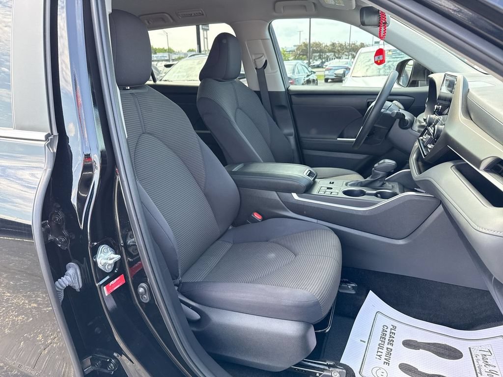 Used 2023 Toyota Highlander L FWD image 25