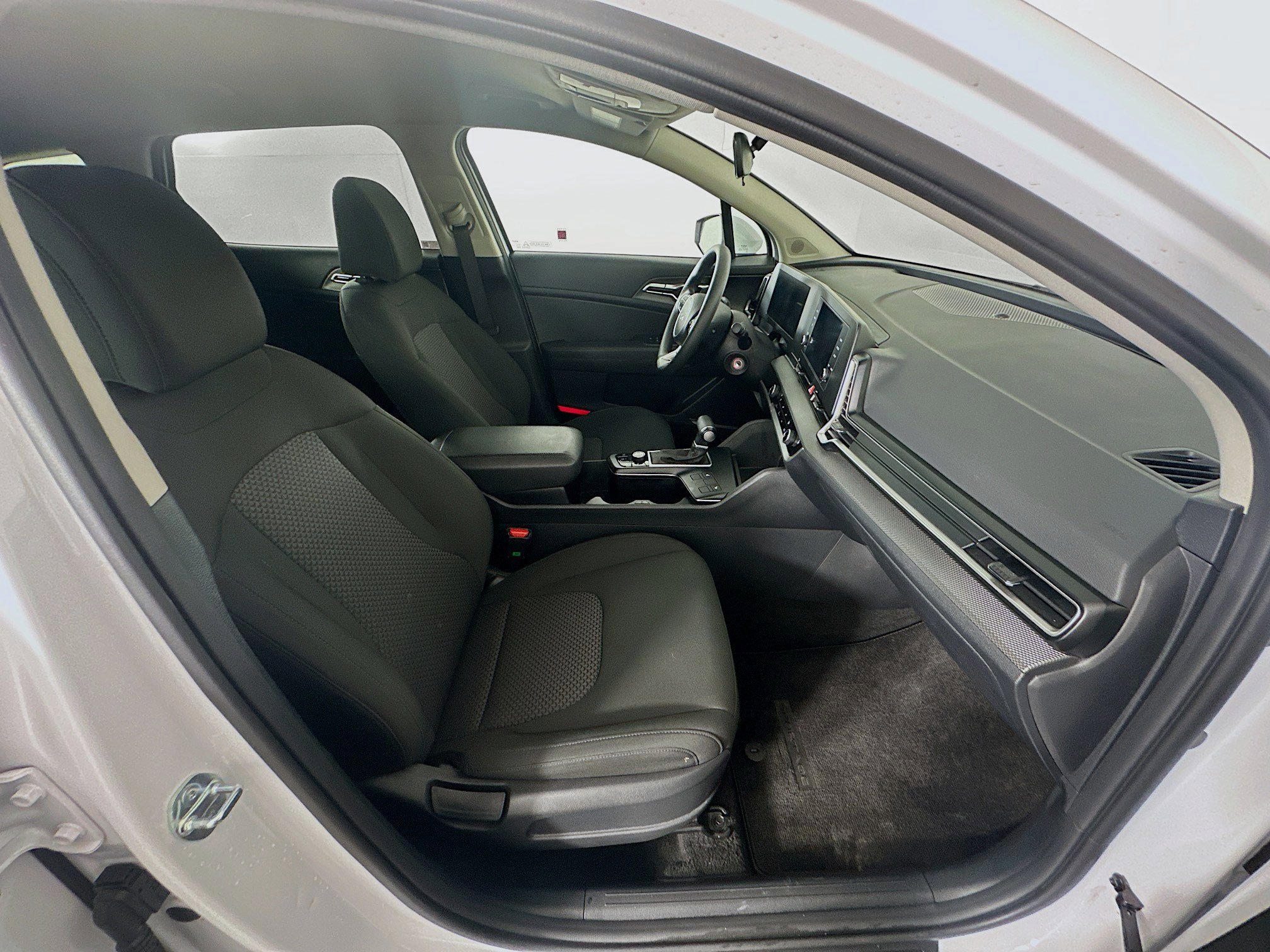 Used 2025 Kia Sportage LX image 30