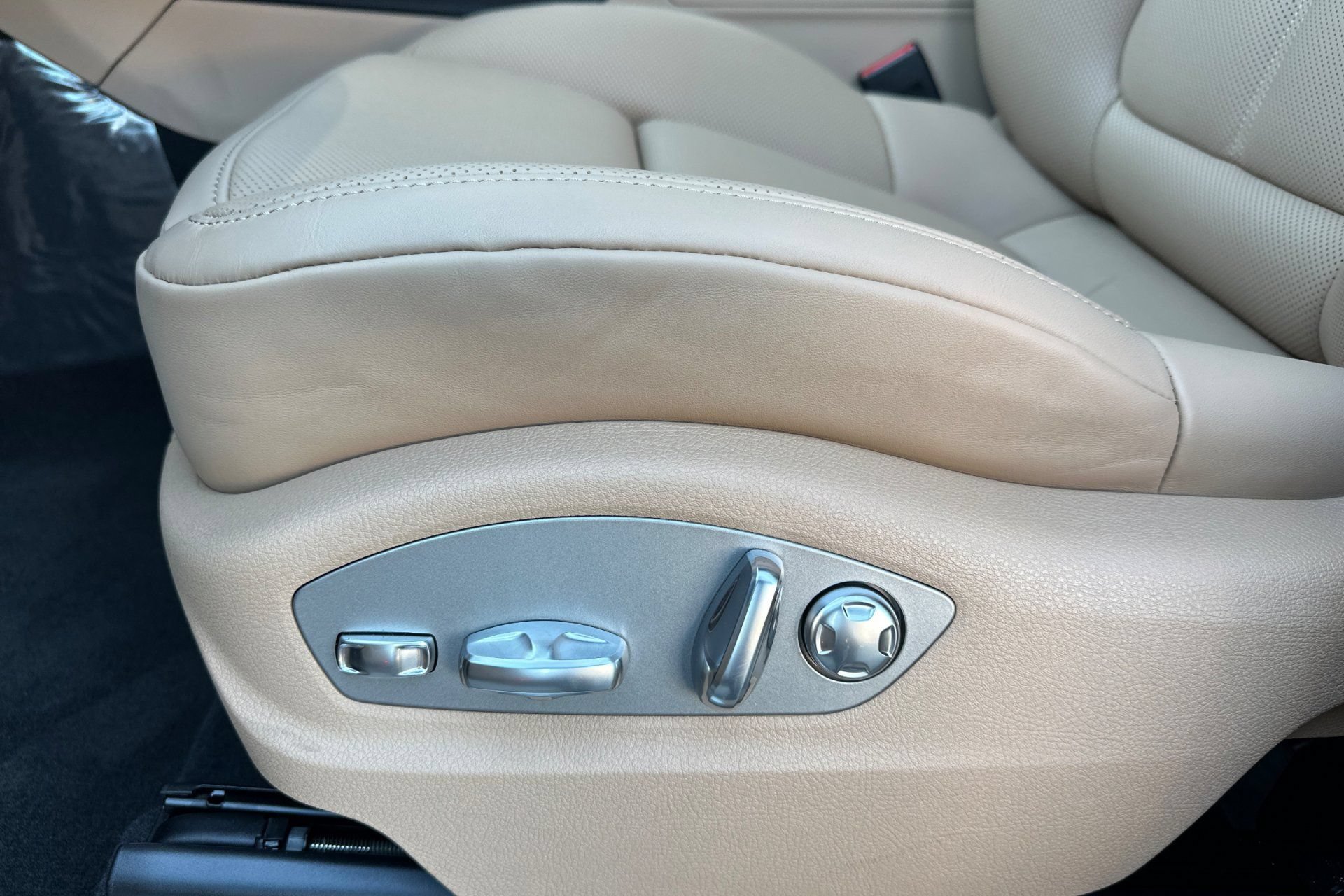 New 2026 Porsche Macan S AWD/4WD image 14