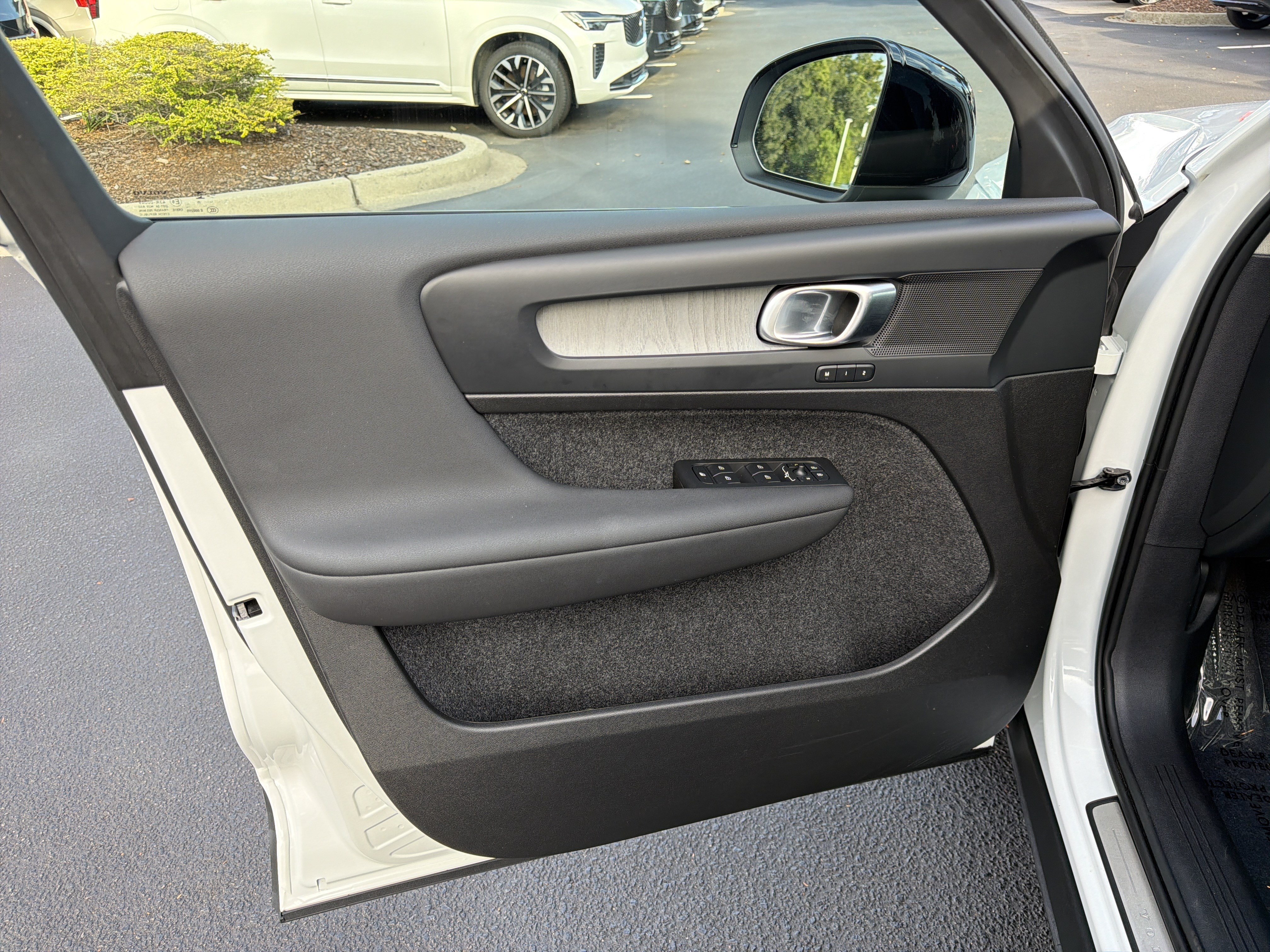 Certified 2025 Volvo XC40 B5 Plus AWD/4WD image 9