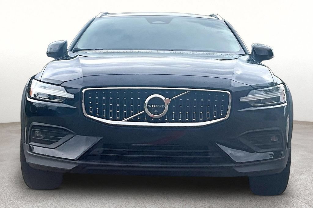 Certified 2025 Volvo V60 B5 Cross Country Plus AWD/4WD image 4