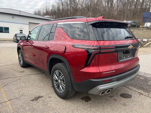 Used 2024 Chevrolet Traverse LT w/ Trailering Package image 4