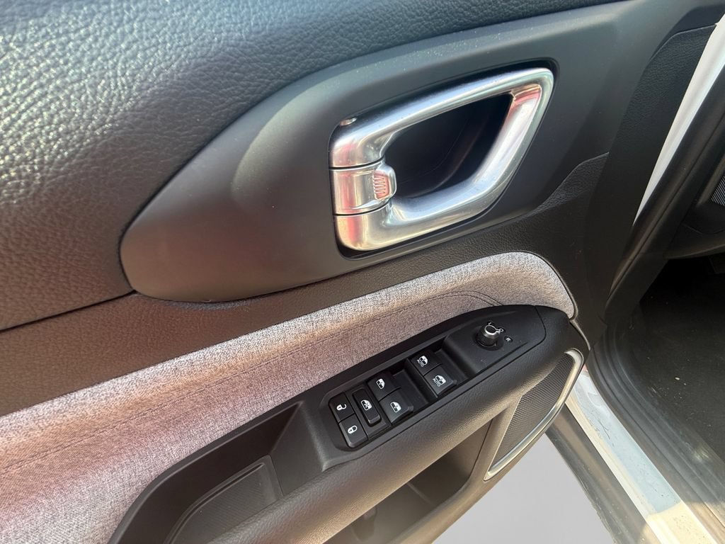 Used 2024 Jeep Compass Latitude AWD/4WD image 20