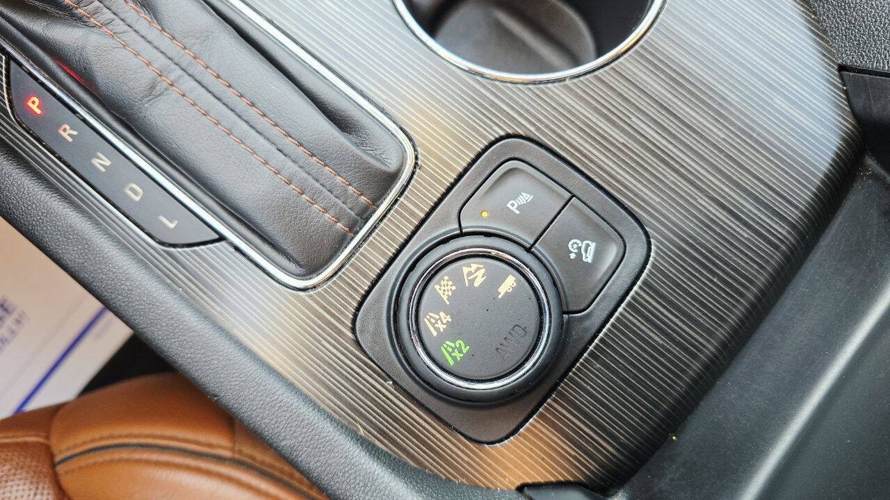 Used 2017 GMC Acadia SLT AWD/4WD image 25