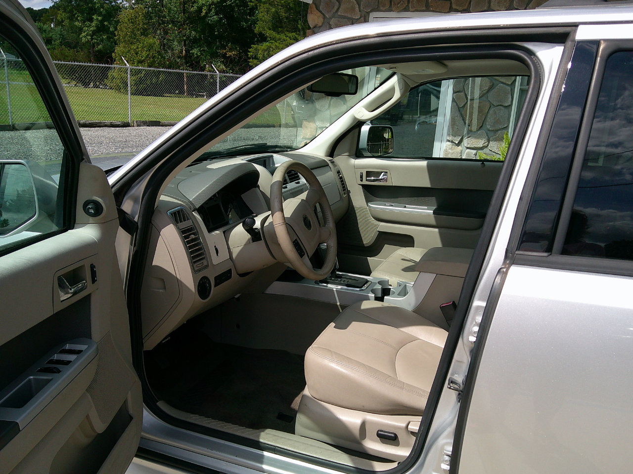 Used 2010 Mercury Mariner Premier image 2