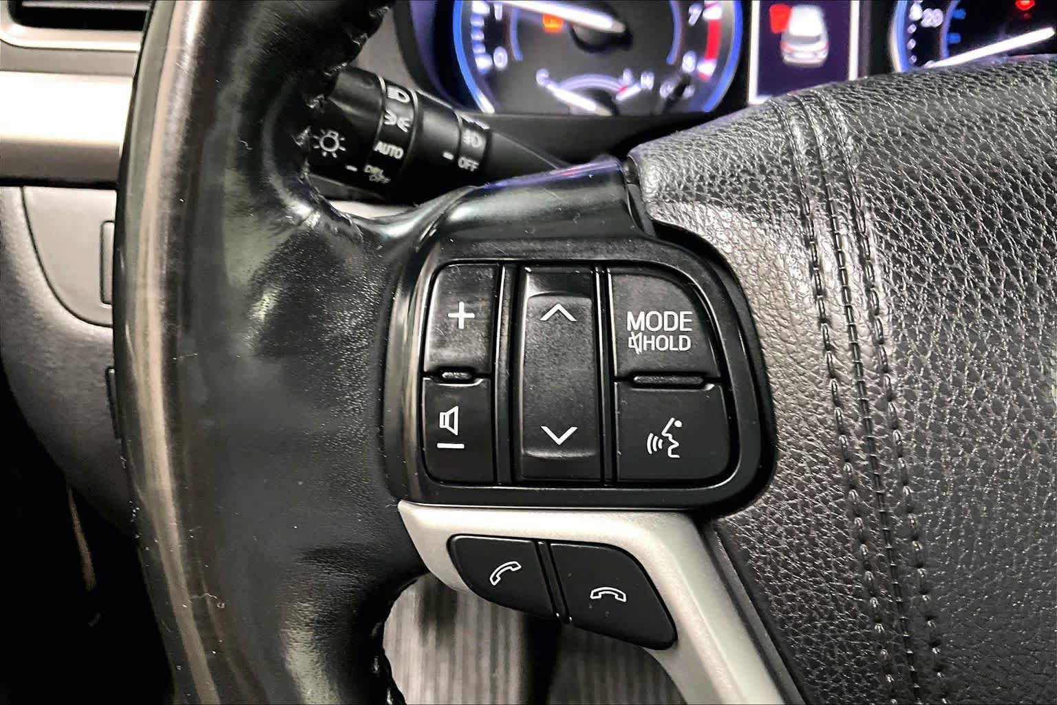 Used 2018 Toyota Highlander XLE AWD/4WD image 22