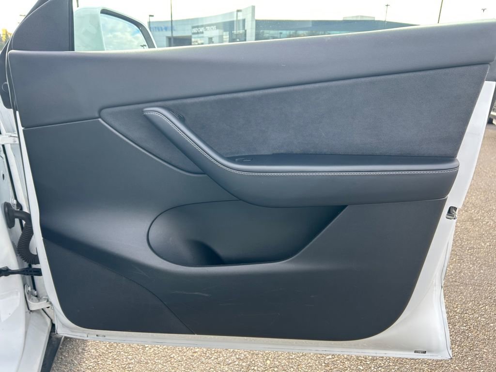 Used 2021 Tesla Model Y Long Range AWD/4WD image 25