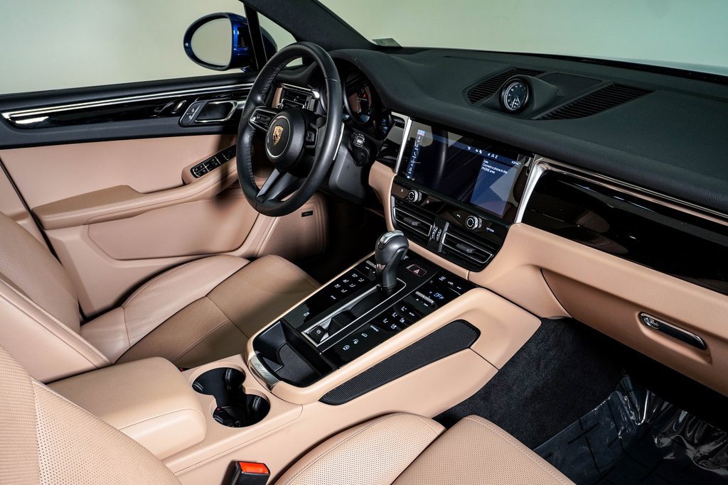 Certified 2025 Porsche Macan image 14