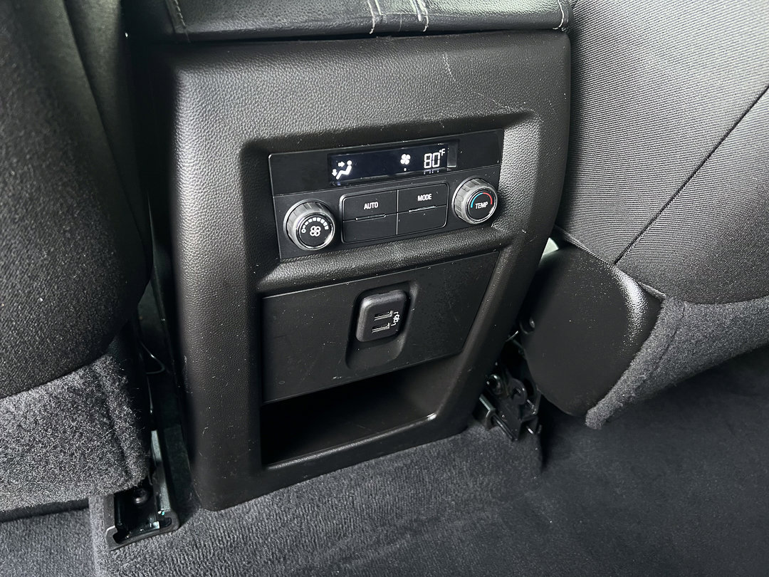 Used 2023 Chevrolet Traverse LT image 28